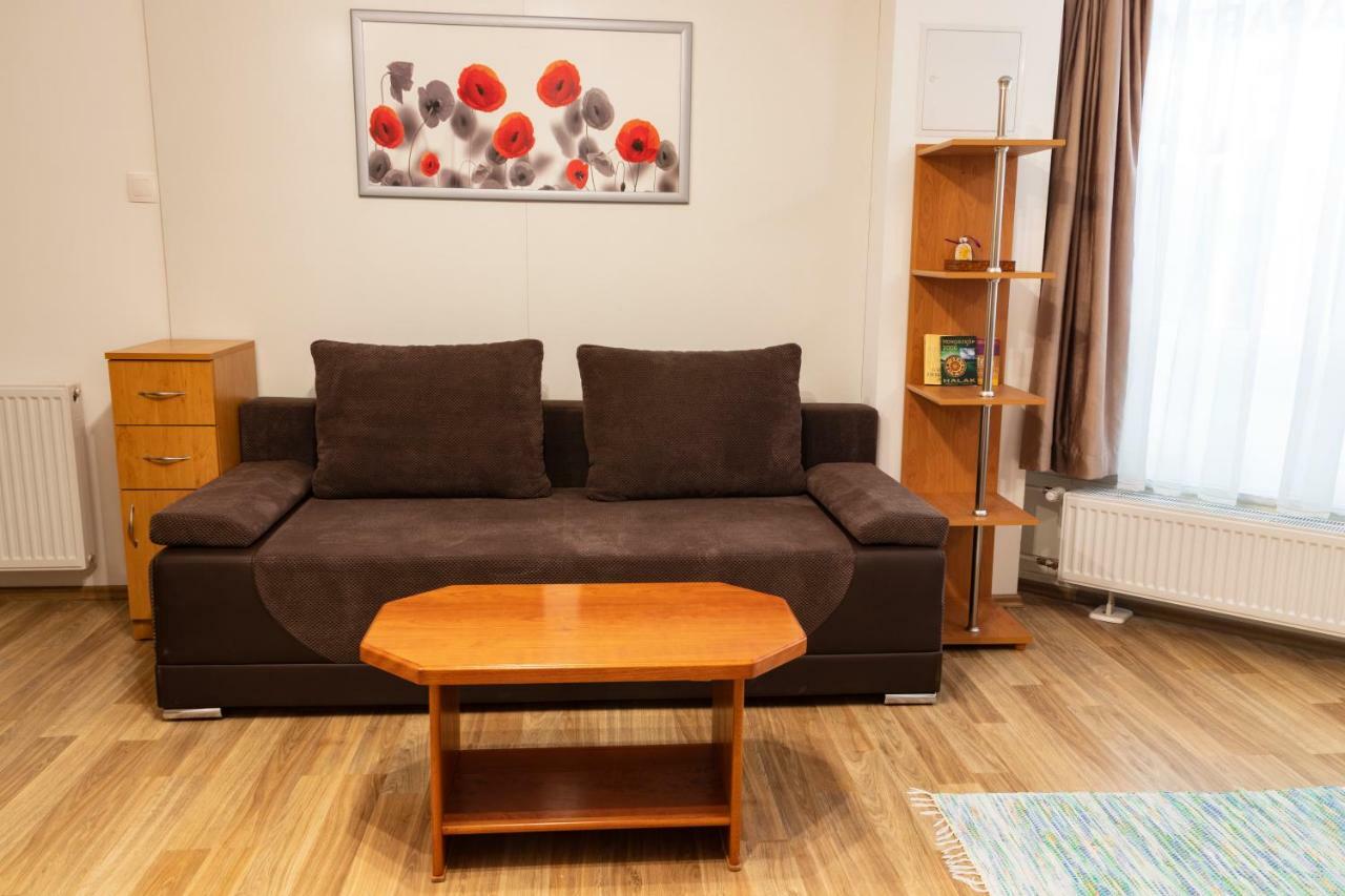 Апартаменти Basement Atrium Apartman Кестхей Екстер'єр фото