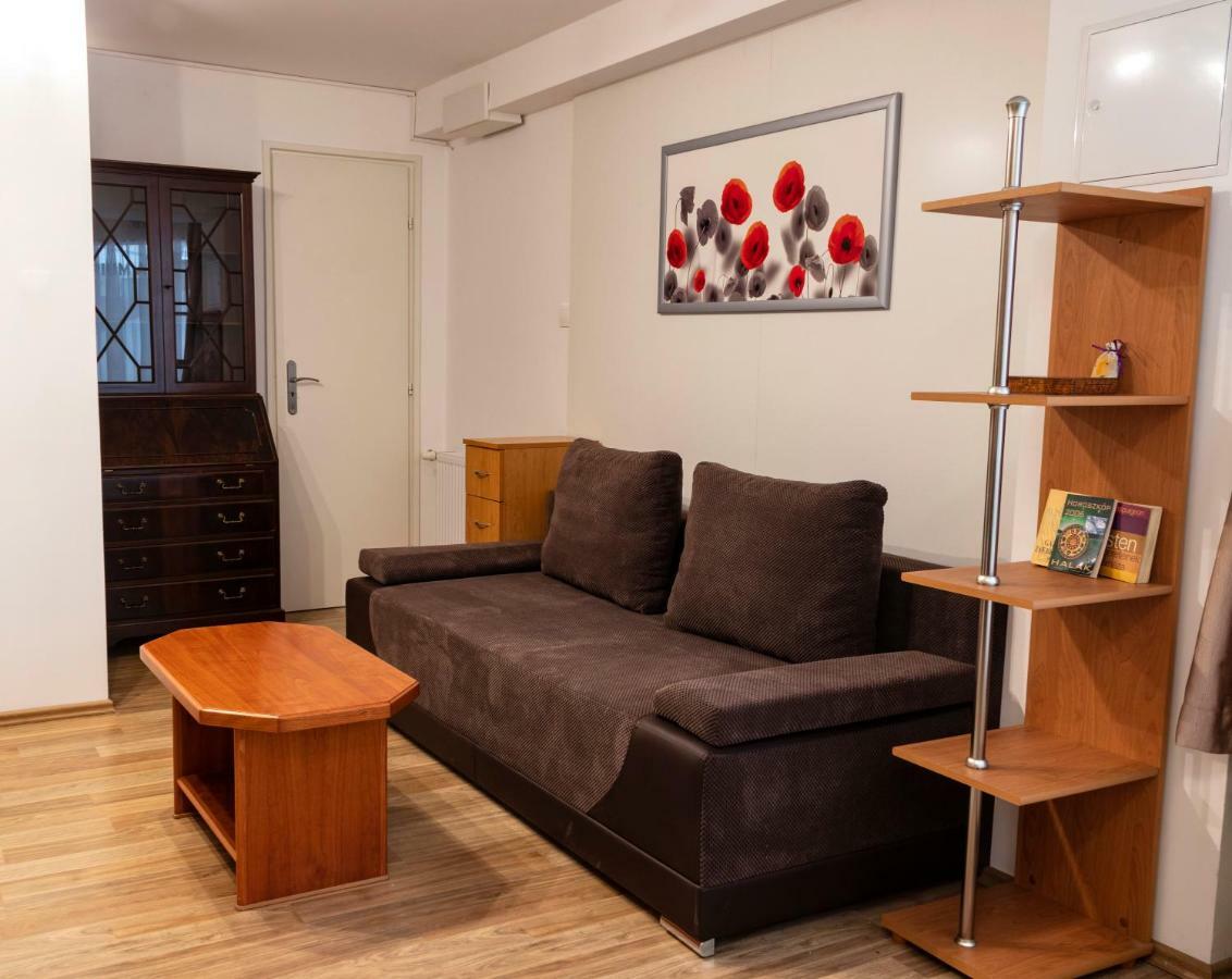 Апартаменти Basement Atrium Apartman Кестхей Екстер'єр фото